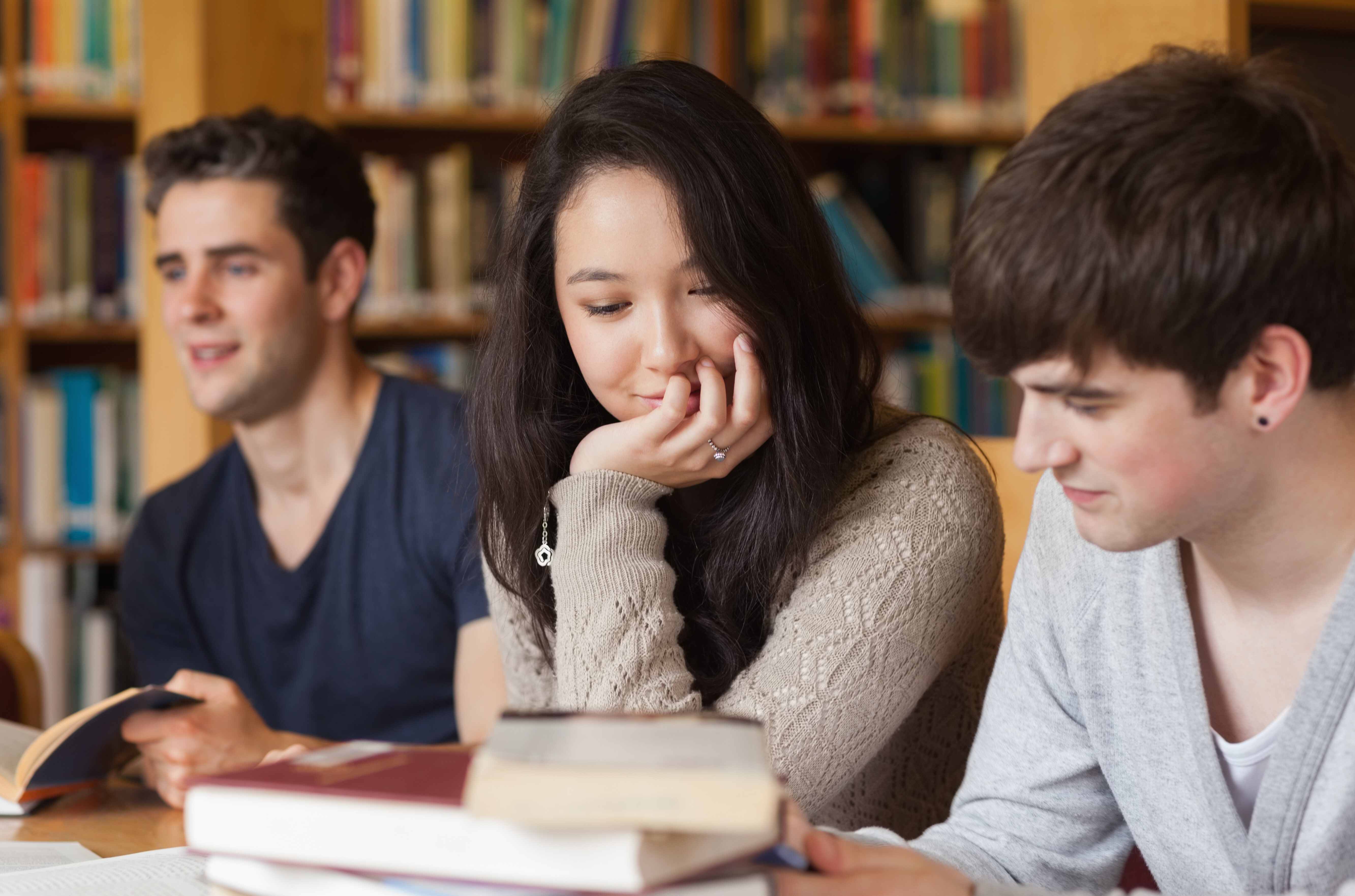 Study date. Влюбленные студенты. Студент влюбился. Студенты на паре. Студент рассказывает.